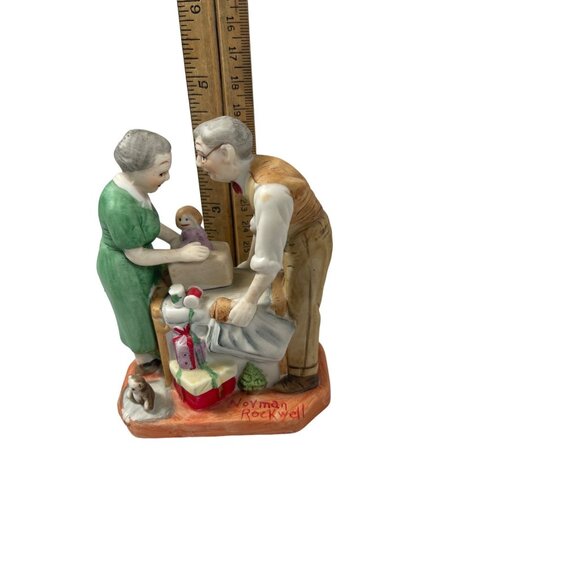 Vintage Norman Rockwell Wrapping Christmas Presents Sculpture Figurine - Picture 9 of 9